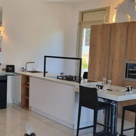 Near Monaco - Sea View - Sleeps 2 - Pets - Parking Appartamento